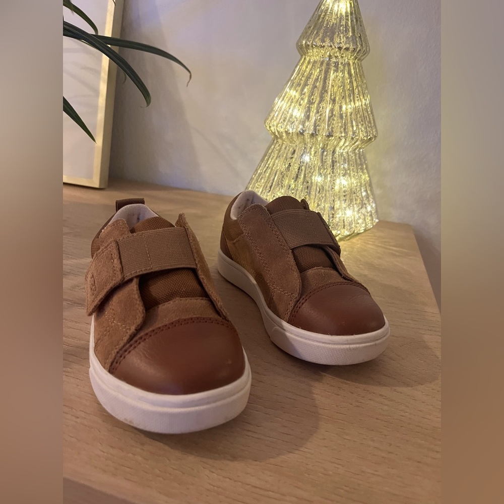 UGG Toddler Size 9 Brown Leather Velcro Shoes